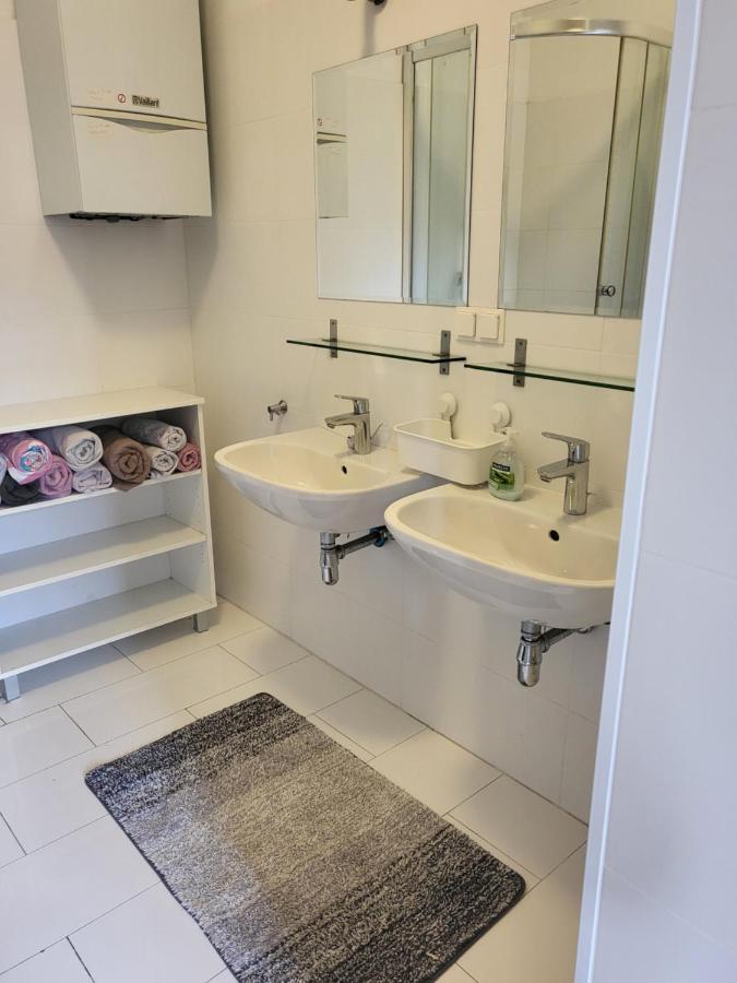 West Appartement Wina Bagian luar foto