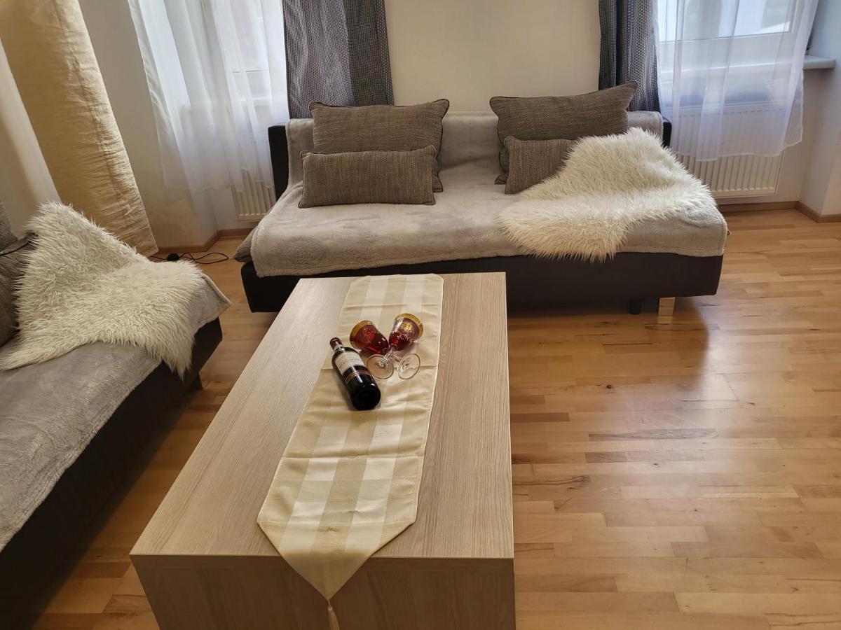 West Appartement Wina Bagian luar foto